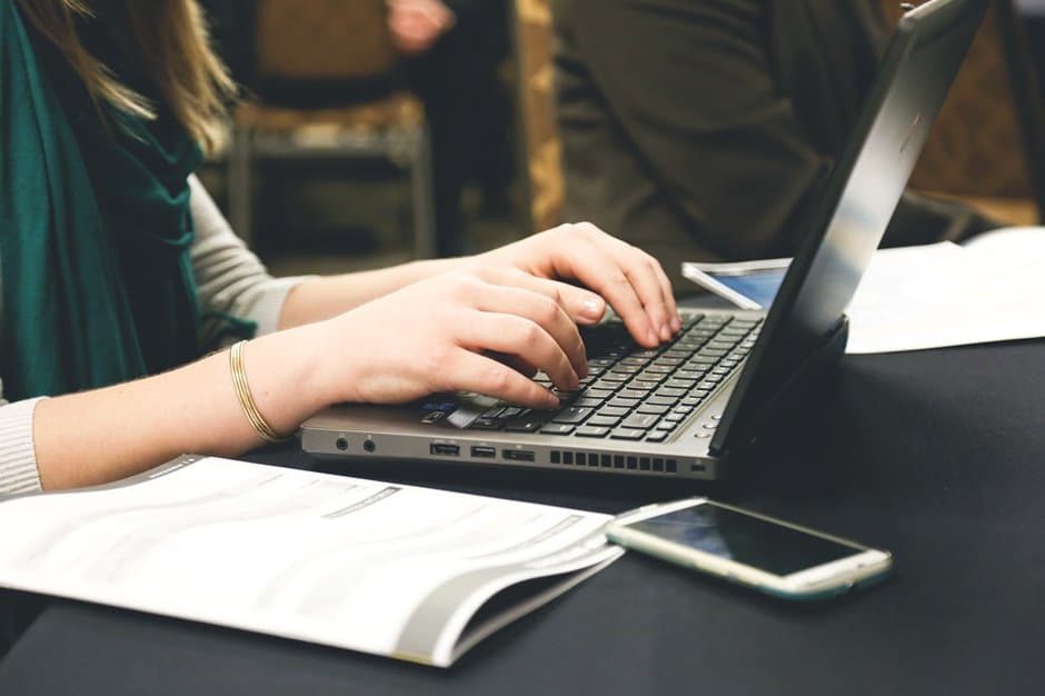 Frau Hände Laptop Handy